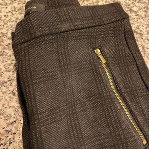 Ann Taylor size 8 plaid ankle cut stretch material with gold zippers